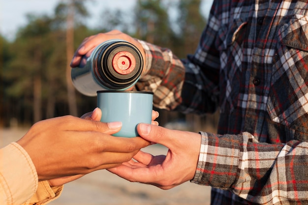 Man gieten koffie voor zijn vriendin close-up