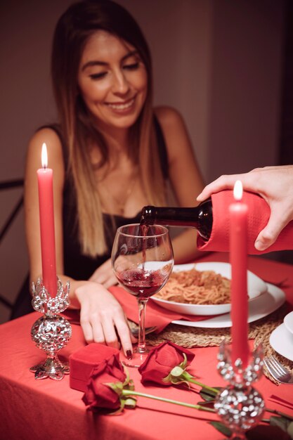 Man gieten wijn in glas vrouw