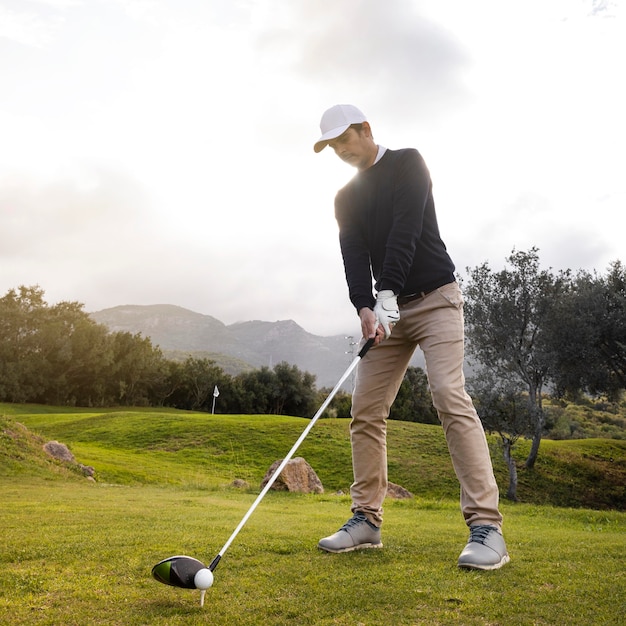 Gratis foto man golfen op het veld met club