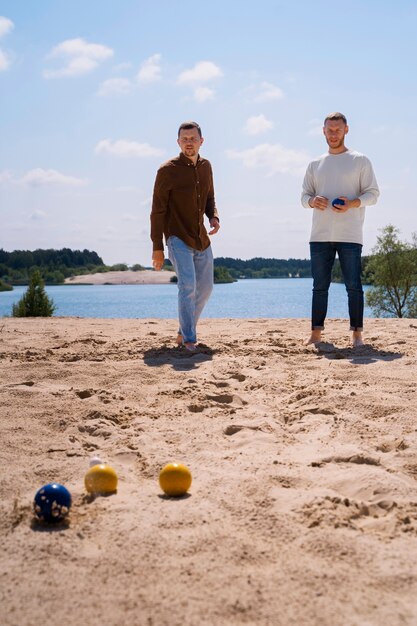 Man gooien bal op strand vooraanzicht