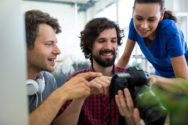 Man grafisch ontwerpers tonen van foto&#39;s van zijn collega&#39;s op de camera