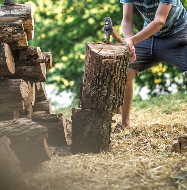 Man hakken hout met een bijl