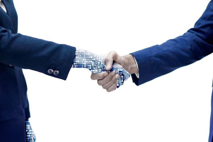 Gratis Foto man hand schudden met robotarm