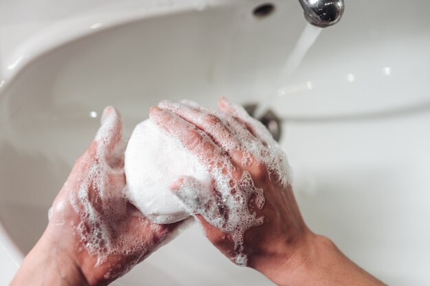 Man handen wassen ter bescherming tegen het coronavirus