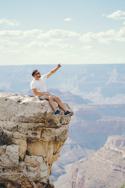 man het verkennen van de grand canyon in Arizona