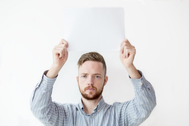 Man holding blank sheet paper boven kop