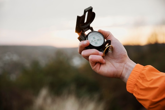 Gratis foto man houdt kompas tijdens een road trip