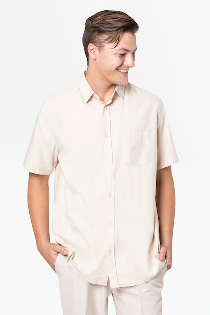 Man in beige shirt en broek vrijetijdskleding mode