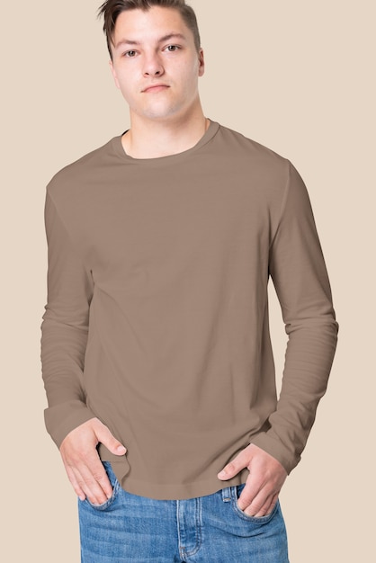Man in bruin T-shirt met lange mouwen herenmode studioportret