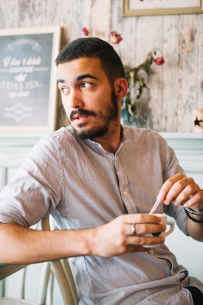 Gratis foto man in cafe wegkijken