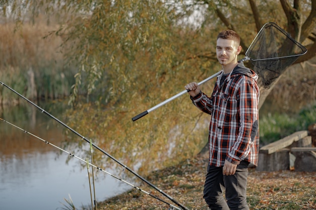 man in de buurt van de rivier in een visochtend