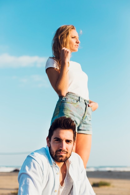 Gratis foto man in de buurt van vrouw op het strand