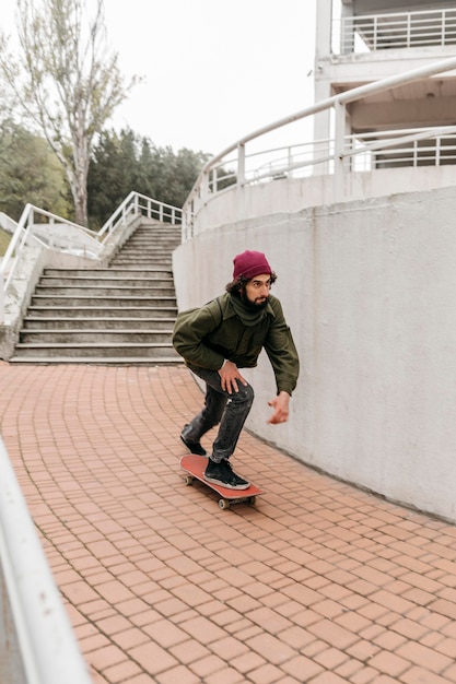 Man in de stad rijdt op zijn skateboard