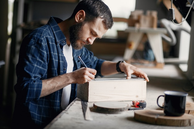 Man in de werkplaats met een bos