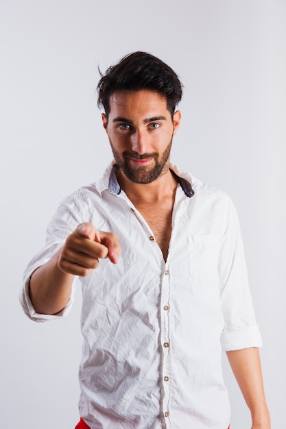 Man in de zomer dragen met een gebogen gebaar