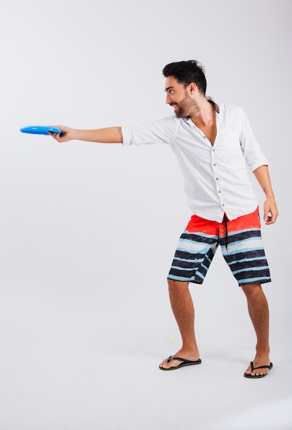 Gratis foto man in de zomer dragen met frisbee