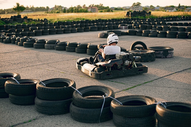 Gratis foto man in een kartcircuit met een auto