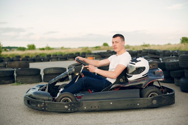 Man in een kartcircuit met een auto