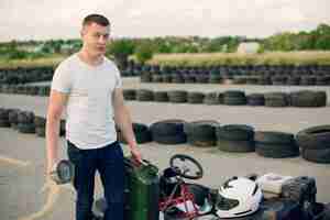 Gratis foto man in een kartcircuit met een auto