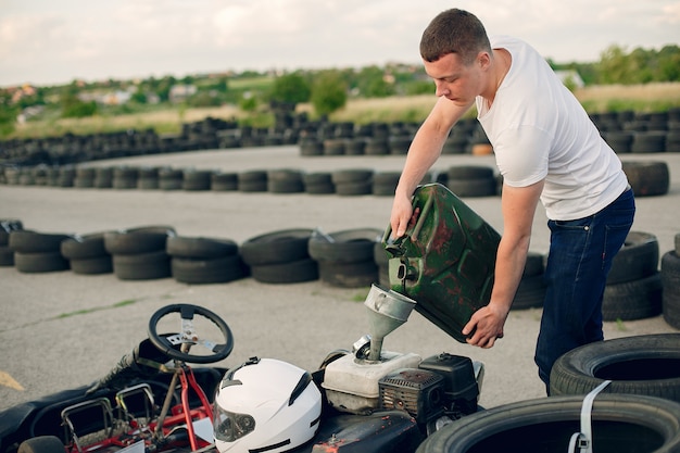 Man in een kartcircuit met een auto