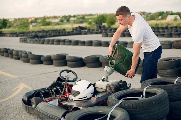 Man in een kartcircuit met een auto