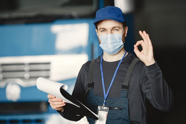 Man in een masker. Ontvangst van goederen voor coronavirus. Stop het coronavirus