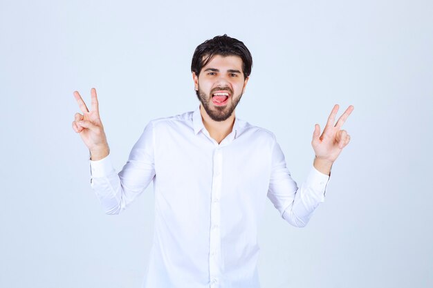 Man in een wit overhemd die vredes- en vriendschapsboodschap verzendt