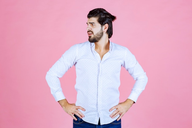 Man in een wit overhemd met neutrale en aantrekkelijke poses.