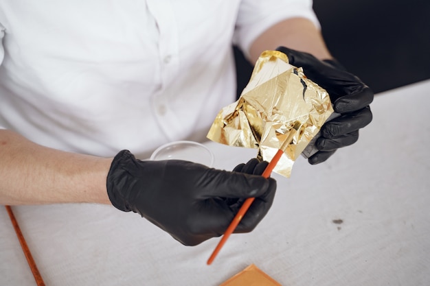 Man in een wit overhemd werkt met een cement