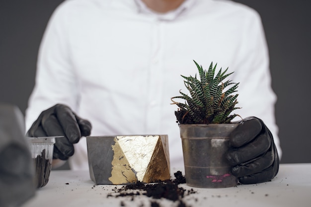 Man in een wit overhemd werkt met een cement