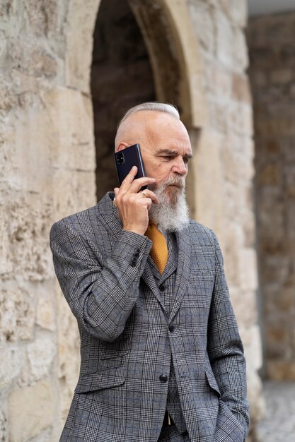 Man in formele kleding praten aan de telefoon