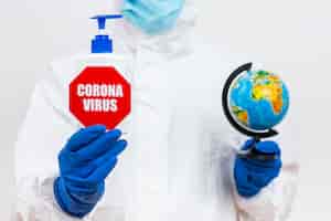 Gratis foto man in hazmat pak met coronavirus stopbord