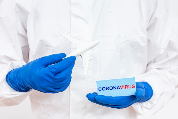 Man in hazmat pak met coronavirus teken