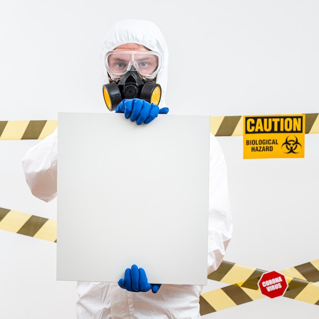 Gratis foto man in hazmat pak met een leeg bord