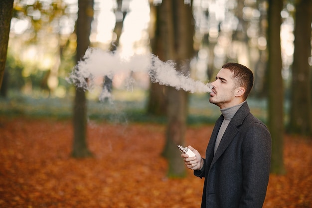 man in het najaar park