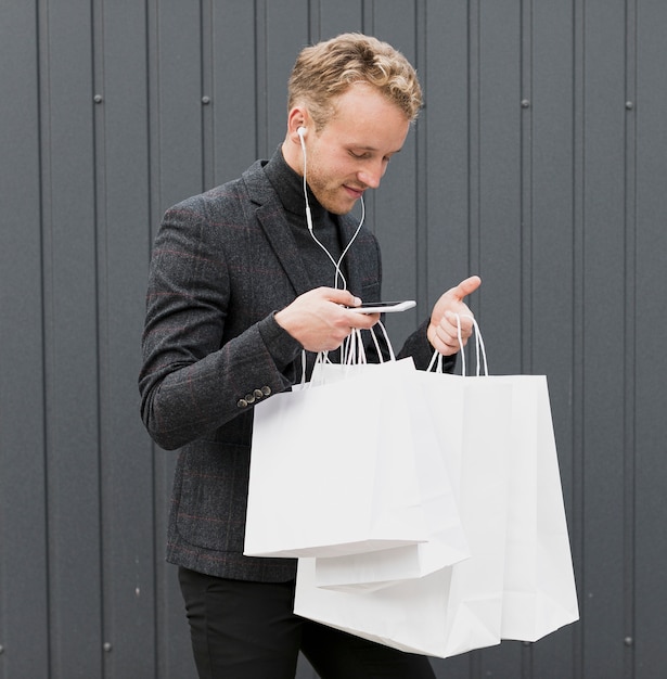 Gratis foto man in het zwart foto nemen