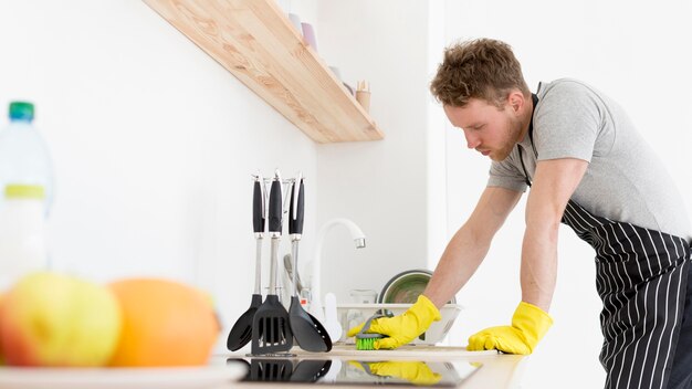 Man in keuken schoonmaken