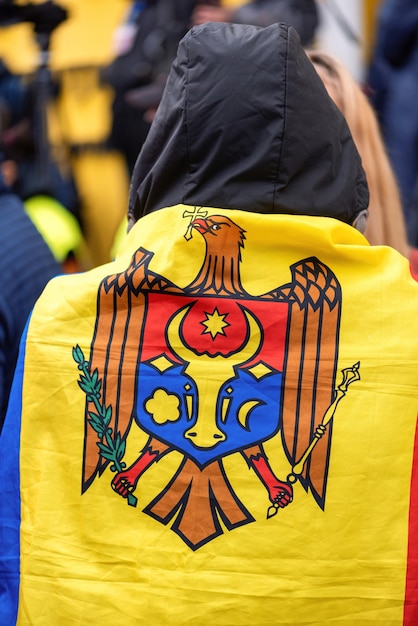 Gratis foto man in nationale vlag en mensen die protesteren voor vervroegde verkiezingen voor het gebouw van het constitutionele hof