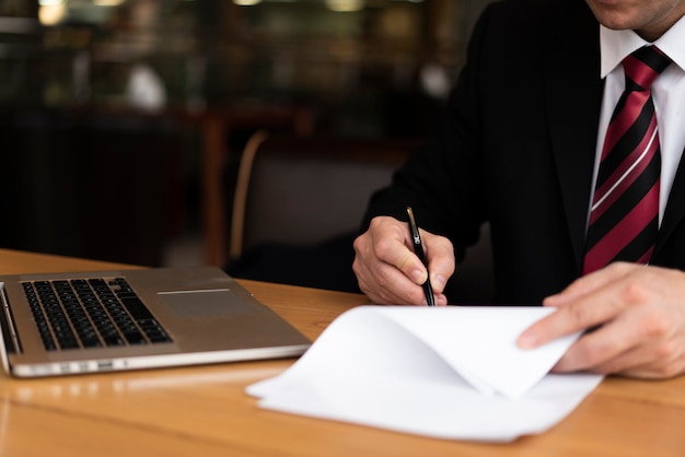 Man in office schrijven op papier