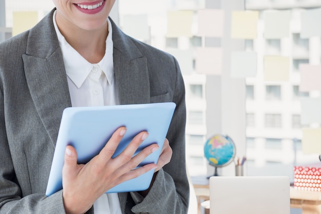 Man in pak en stropdas met een tablet