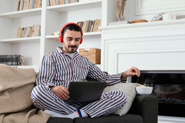 Man in pyjama's leuke tijd doorbrengen op laptop