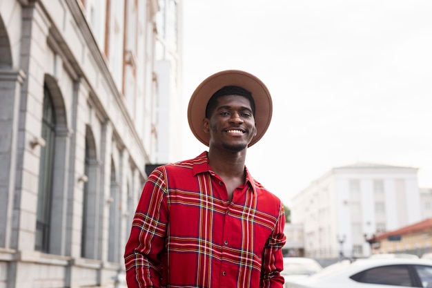 Man in rood shirt die door de straten loopt