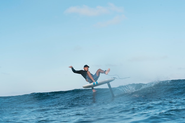 Man in speciale uitrusting surfen in Hawaï
