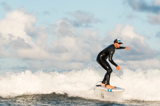 Man in speciale uitrusting surfen in Hawaï