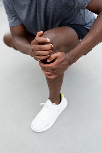 Man in sportkleding buitenshuis oefenen