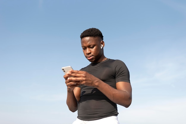 Man in sportkleding met zijn smartphone