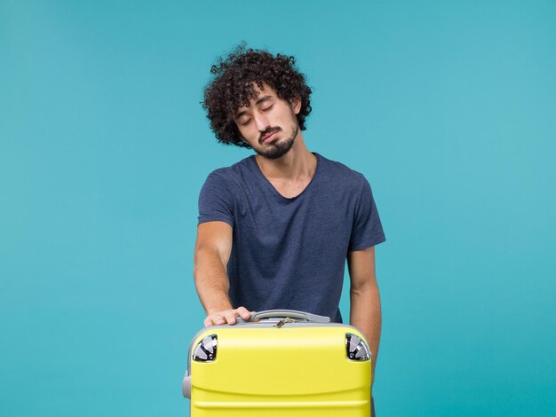 man in vakantie in blauw t-shirt moe op blauw?