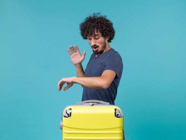 man in vakantie tijd controleren op blauw