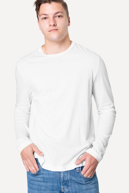 Man in wit T-shirt met lange mouwen herenmode studioportret