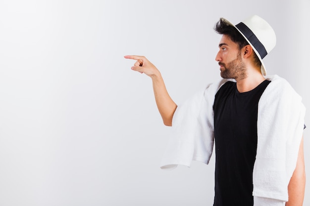 Gratis foto man in zomer kleding aan de kant wijzen